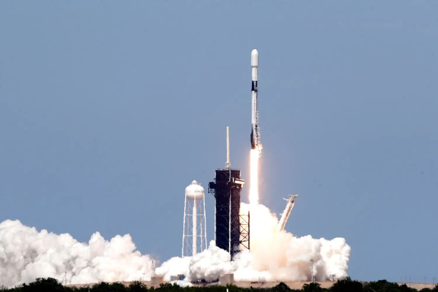 USA, Cape Canaveral: Eine Falcon 9 SpaceX Trägerrakete startet mit etwa 60 Satelliten für das Starlink Breitbandnetz von SpaceX.