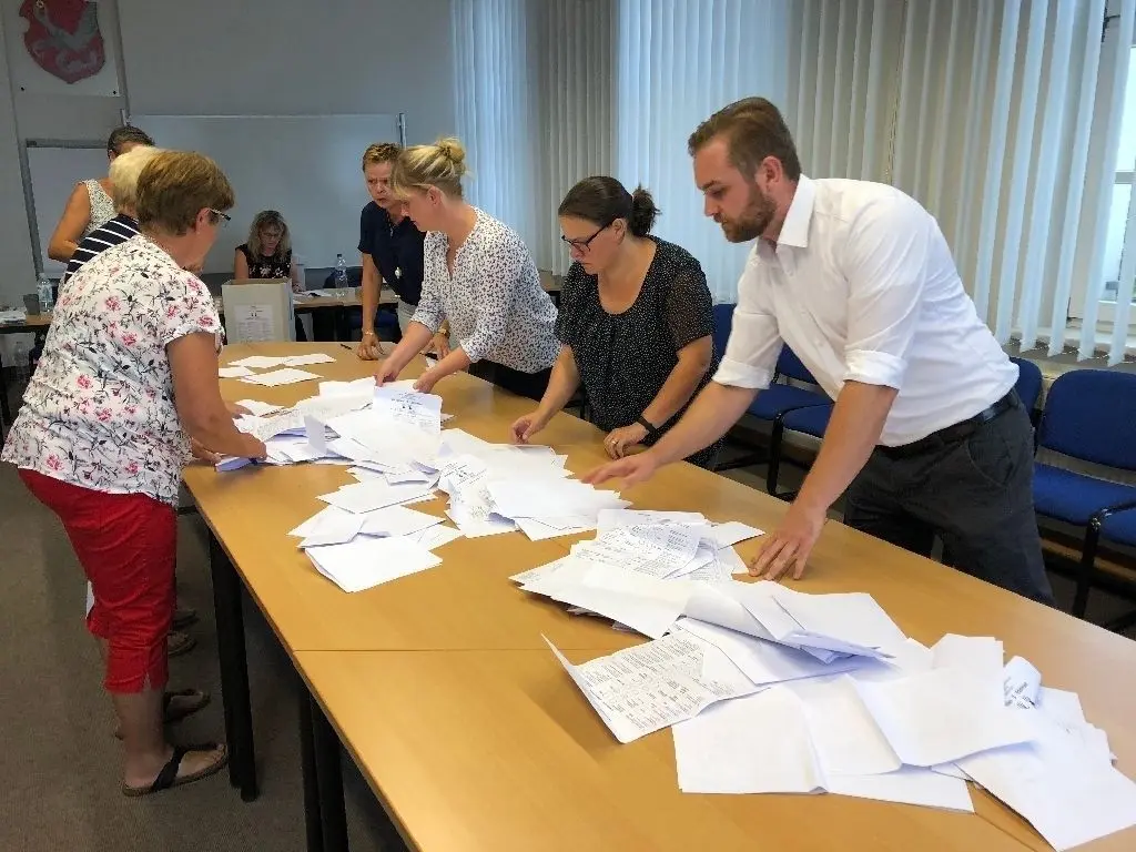 Punkt 18 Uhr begann die Auszählung: Erneut leisteten die Mitarbeiter der Amtsverwaltung ein Riesenpensum. Heute Abend um 18 Uhr tagt der Wahlausschuss und wird das Endergebnis bekannt geben.