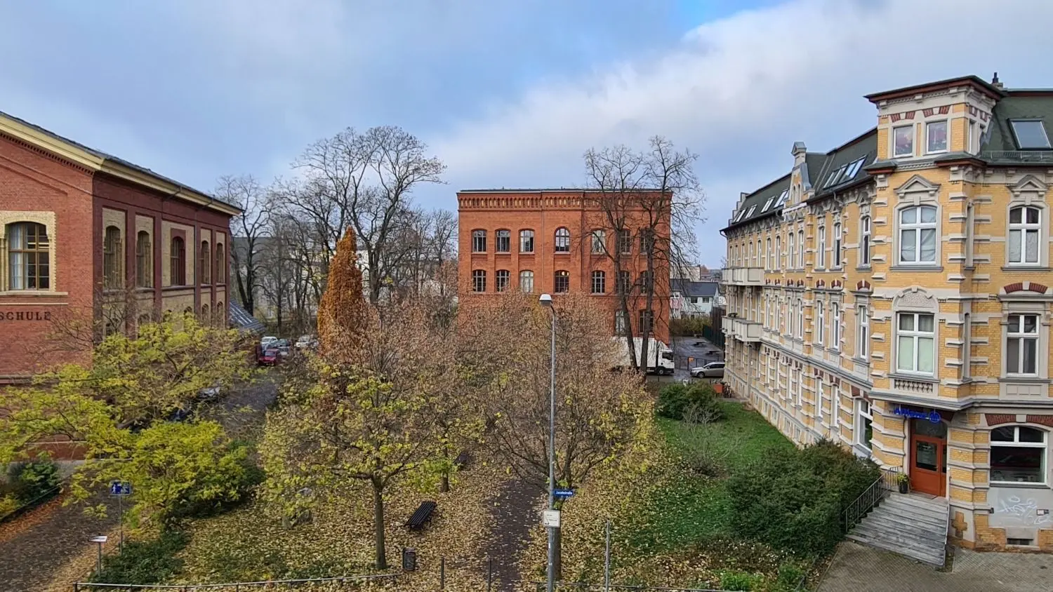 Der Wredowplatz mit Schul- und Wohngebäuden im Herbst 2021.