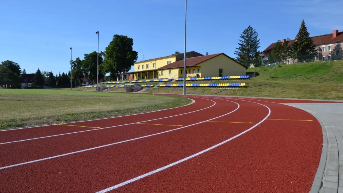 Startklar für Sportler jeden Alters: Die neue Kunststofflaufbahn auf dem Angermünder Jahnsportplatz wird am Donnerstag feierlich eingeweiht.