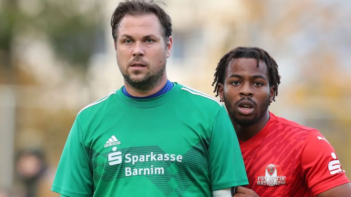 Kim Schwager (links) steht mit Preussen Eberswalde im Mittelfeld der Fußball-Brandenburgliga. Im Achtelfinale des Landespokals war für das Team aus dem Barnim gegen den FSV Optik Rathenow mit Isaac Akinsete aus der NOFV-Oberliga Nord hingegen Endstation. Am 27. Januar sehen sich beide Mannschaften wieder – in einem Testspiel.
Eberswalde, 31.10.23, Landespokal Achtelfinale, Preussen Eberswalde - Optik Rathenow, Eberswaldes Kim Schwager (links)