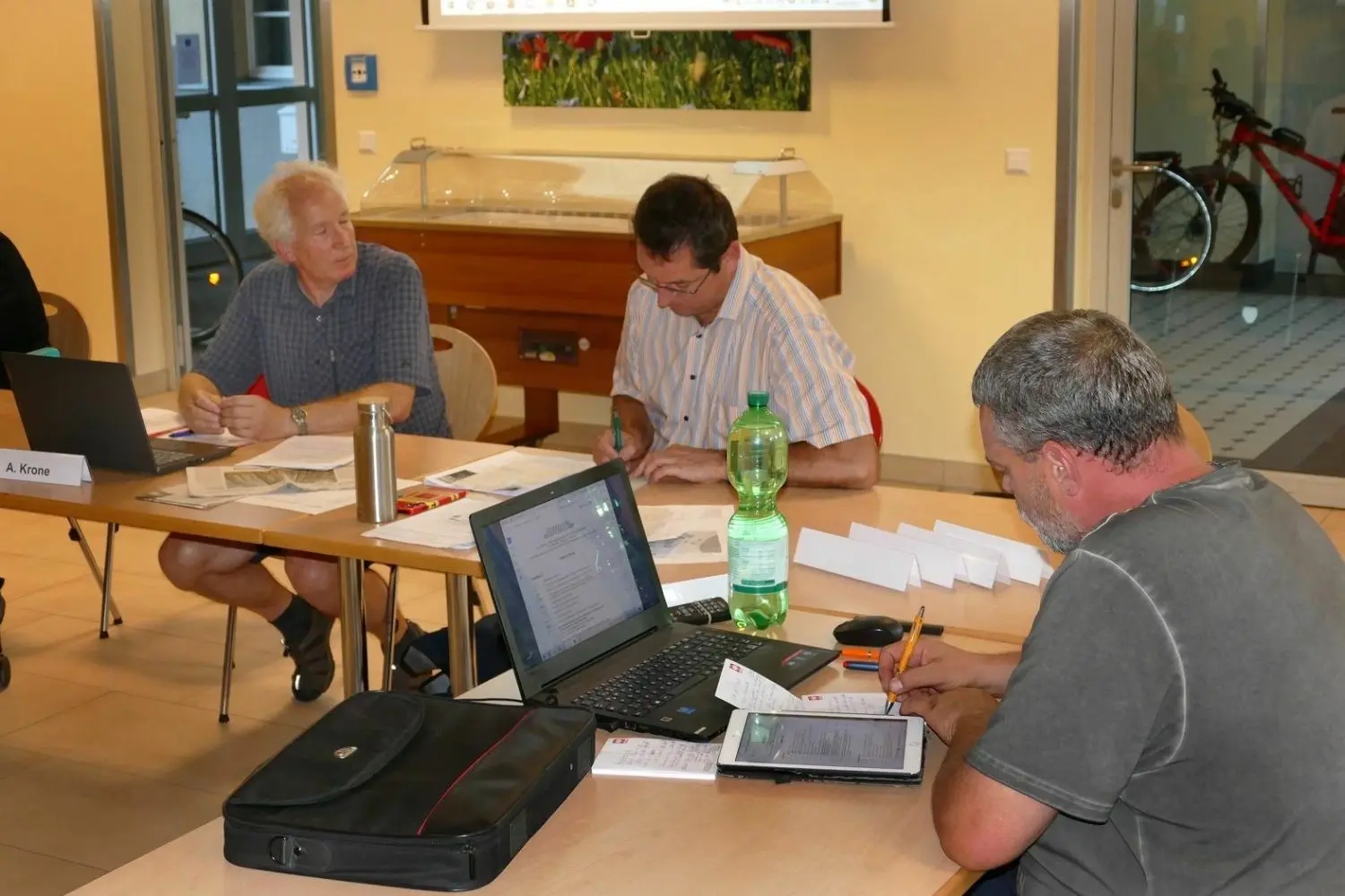 Bauausschussvorsitzender Andreas Krone (B90/Grüne, li.) steht derzeit ein wenig im Zentrum der Kritik von Anwohnern der Karl-Marx-Straße in Biesenthal.