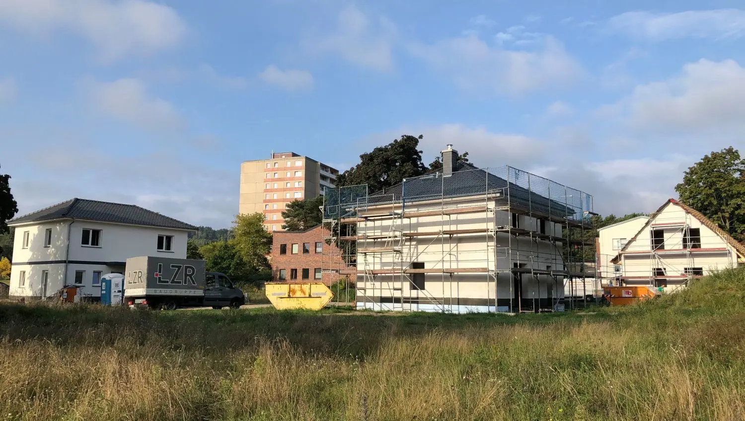 Die ersten drei Häuser neben dem Evangelischen Gemeindezentrum in Eisenhüttenstadt stehen, drei weitere Grundstücke sind bereits verkauft. Und gleich in der Nachbarschaft sind weitere Parzellen geplant.