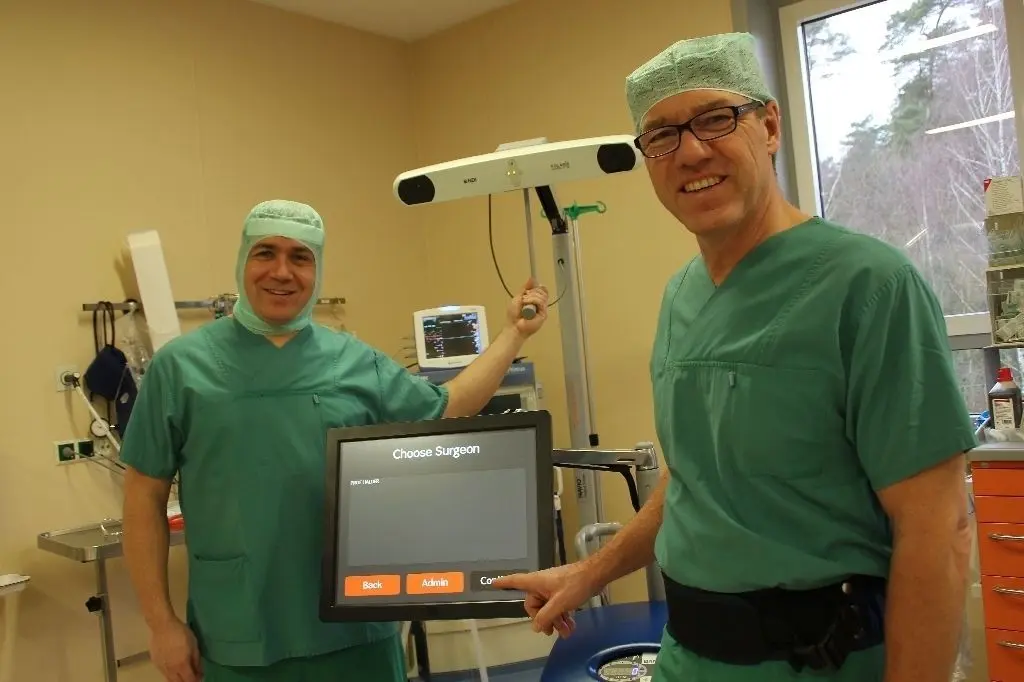 Setzen auf ihre jahrelange OP-Erfahrung: Prof. Dr. Andreas Halder, der Ärztliche Direktor und Chefarzt (rechts), und Dr. Daniel Schrednitzki, Leitender Oberarzt der Klinik für operative Orthopädie, überlassen dem Roboter nicht das letzte Wort.