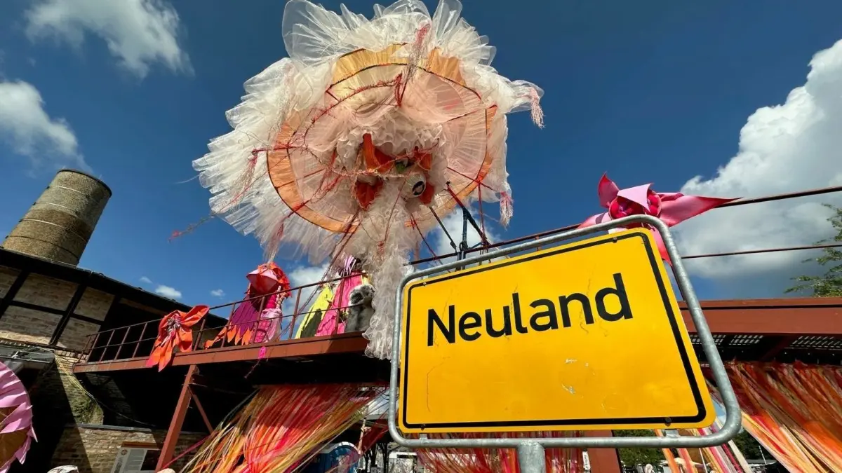 Die Hacker-Welt trifft sich in Mildenberg: 5800 Teilnehmer zählt das CCCamp 2023 im Ziegeleipark Mildenberg. Die Teilnehmer kommen nicht nur aus Europa, sondern auch aus den USA, Kanada und Indien.
CCCamp 2023 in Mildenberg Ziegeleipark