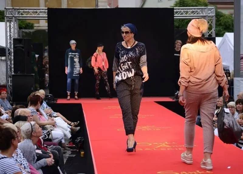 Rund 100 Freizeitmodels präsentieren auf dem roten Laufsteg die neuste Mode, egal ob casual, schick oder sportlich.