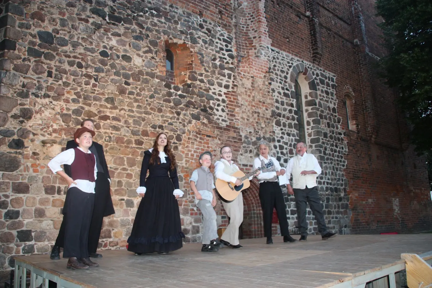 Vor der Kulisse der Klosterkirche in Angermünde bietet das theater 89 nicht nur Schauspiel, sondern viel Musik.