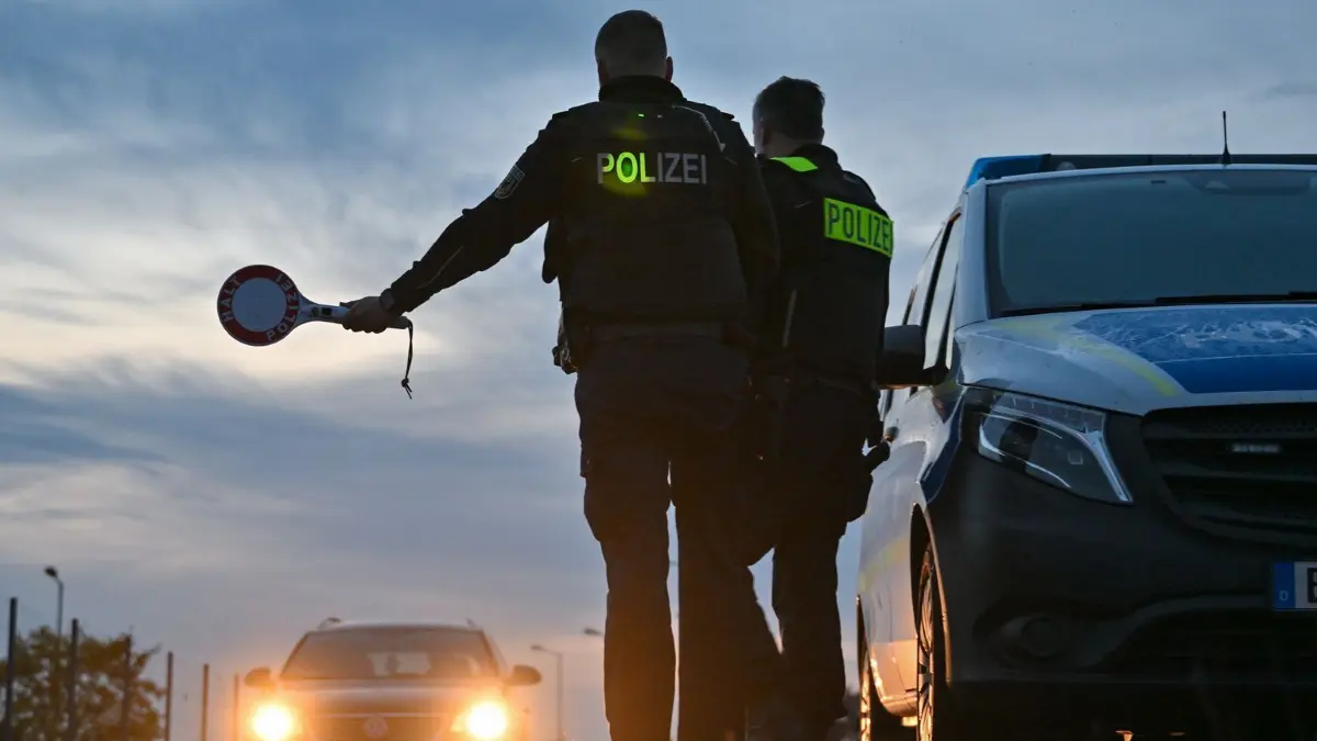 Bundespolizei greift unerlaubt eingereiste Migranten: ARCHIV - 11.10.2023, Brandenburg, Forst: Beamte der Bundespolizei stoppen am frühen Morgen an der deutsch-polnischen Grenze in Forst (Lausitz) einen Pkw bei der Einreise. Hier werden häufig Migranten von Schleusern illegal nach Deutschland gebracht. (zu dpa: «Bundespolizei greift wieder Schleuser in Südbrandenburg auf») Foto: Patrick Pleul/dpa +++ dpa-Bildfunk +++