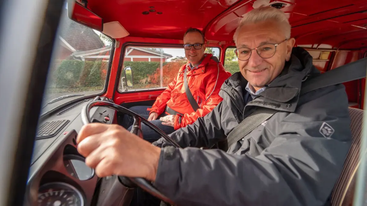 Noch hält Mike Bischoff das Steuerrad fest in der Hand. Die SPD will als Nachfolger nun Michael Witt nominieren, dem Bischoff im Wahlkampf zu ordentlich Schwung verhelfen möchte.
Schwedt, 16.10.2023: Michael Witt und Mike Bischoff (SPD)
