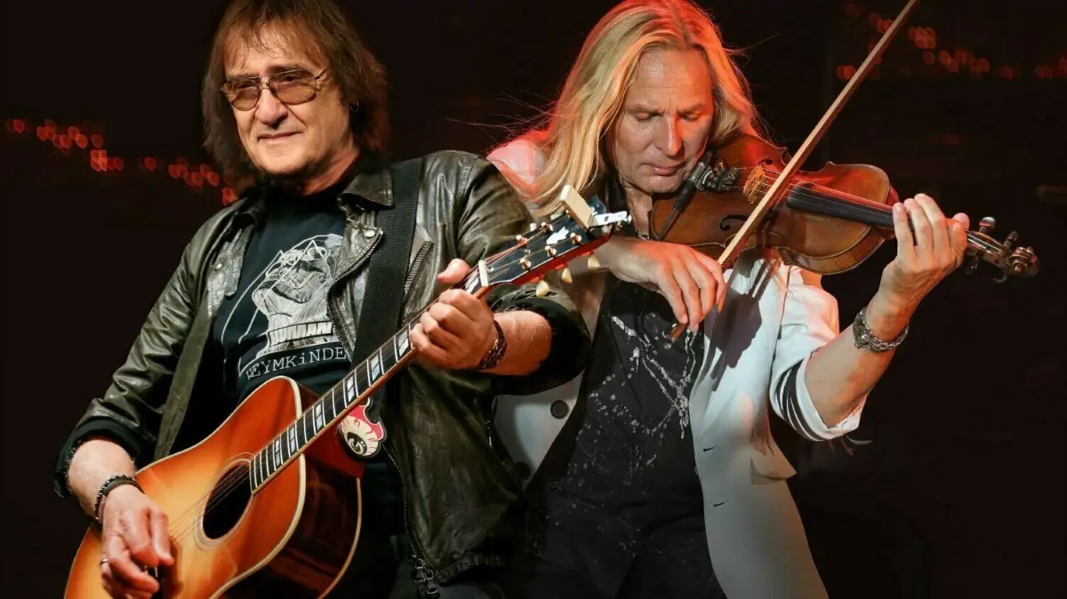 Maschine, der ehemalige Puhdys-Frontmann Dieter Birr (l.) und Silly-Gitarrist Uwe Hassbecker werden gemeinsam im Forster Rosengarten auftreten.
Maschine, der ehemalige Puhdy-Frontmann Dieter Birr (l.) und Silly-Gitarrist Uwe Hassbecker werden zusammen im Forster Rosengarten auftreten.