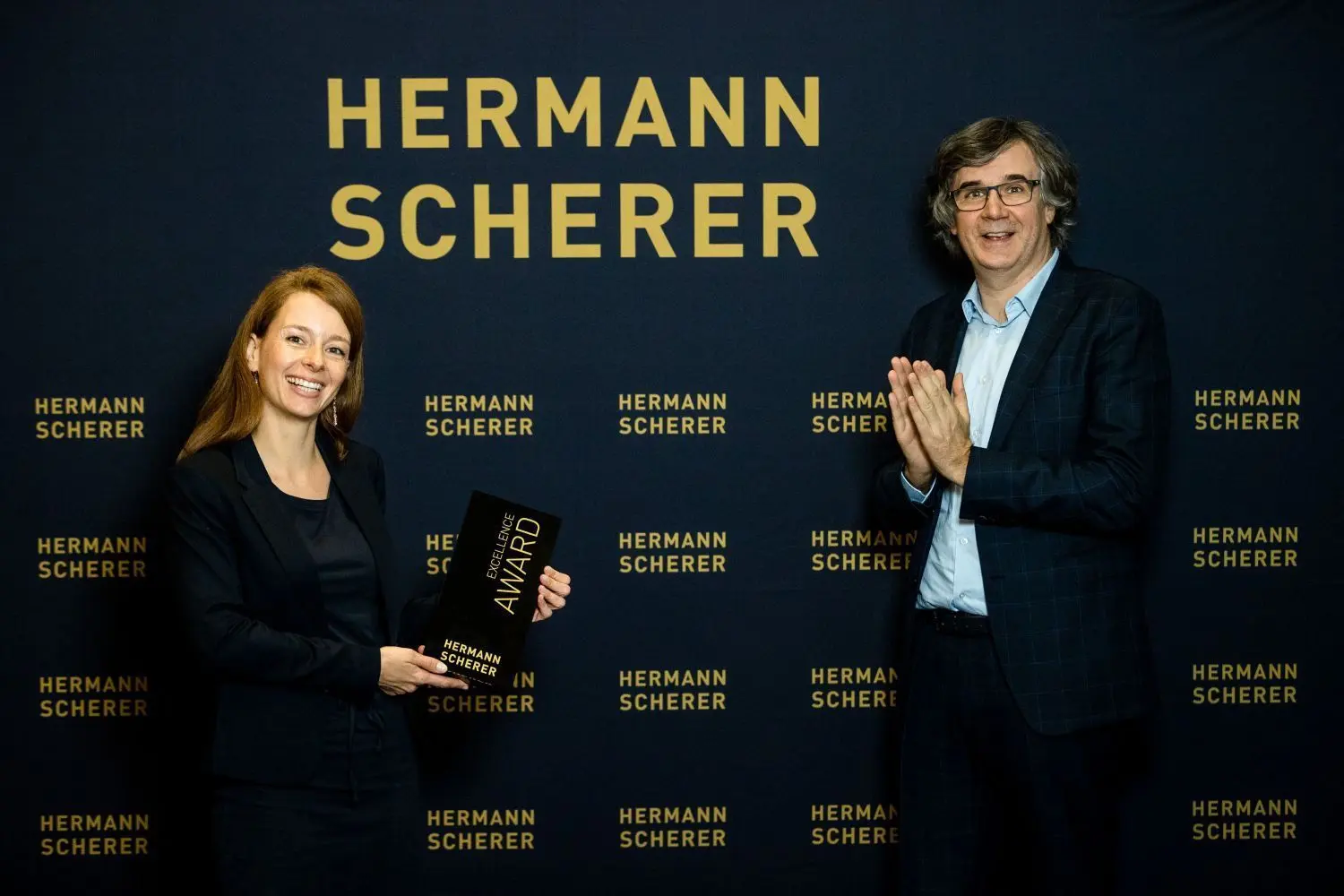 Hermann Scherer, der selbst schon mehrere Tausend Vorträge gehalten hat, übergab Anja Graffius die Trophäe.