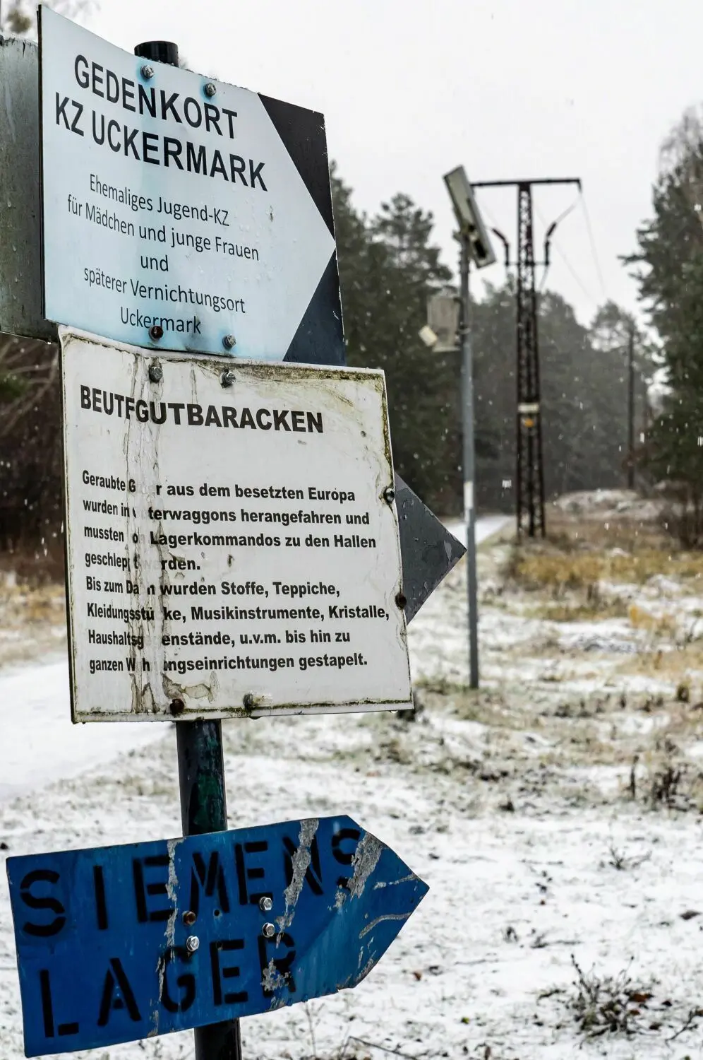 Der Eingang zum Gedenkort ehemaliges Jugend-KZ und späterer Vernichtungsort Uckermark ist beschildert.