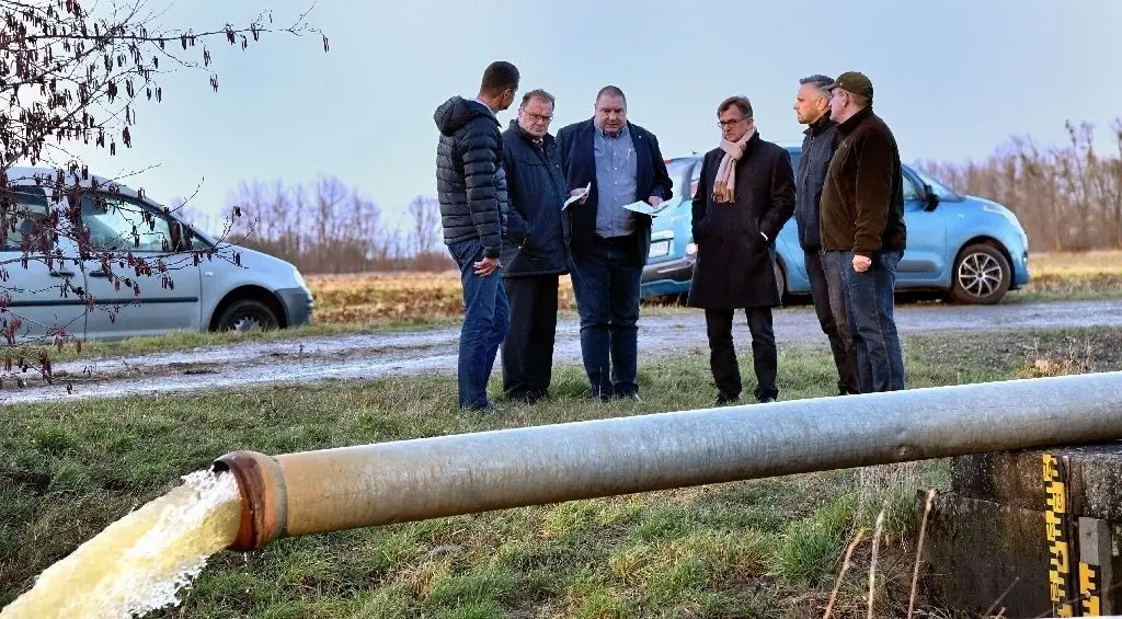 Großer Investitionsrückstau. Umweltminister Jörg Vogelsänger (2. v. l., SPD) und sein Abteilungsleiter Kurt Augustin (3.v.r) ließen sich am Schöpfwerk Seelow I erläutern, welche auch öffentliche Bedeutung diese Pumpanlage hat. Die bereits 2014 beantragte Sanierung hat einen Umfang von 611 500 Euro.