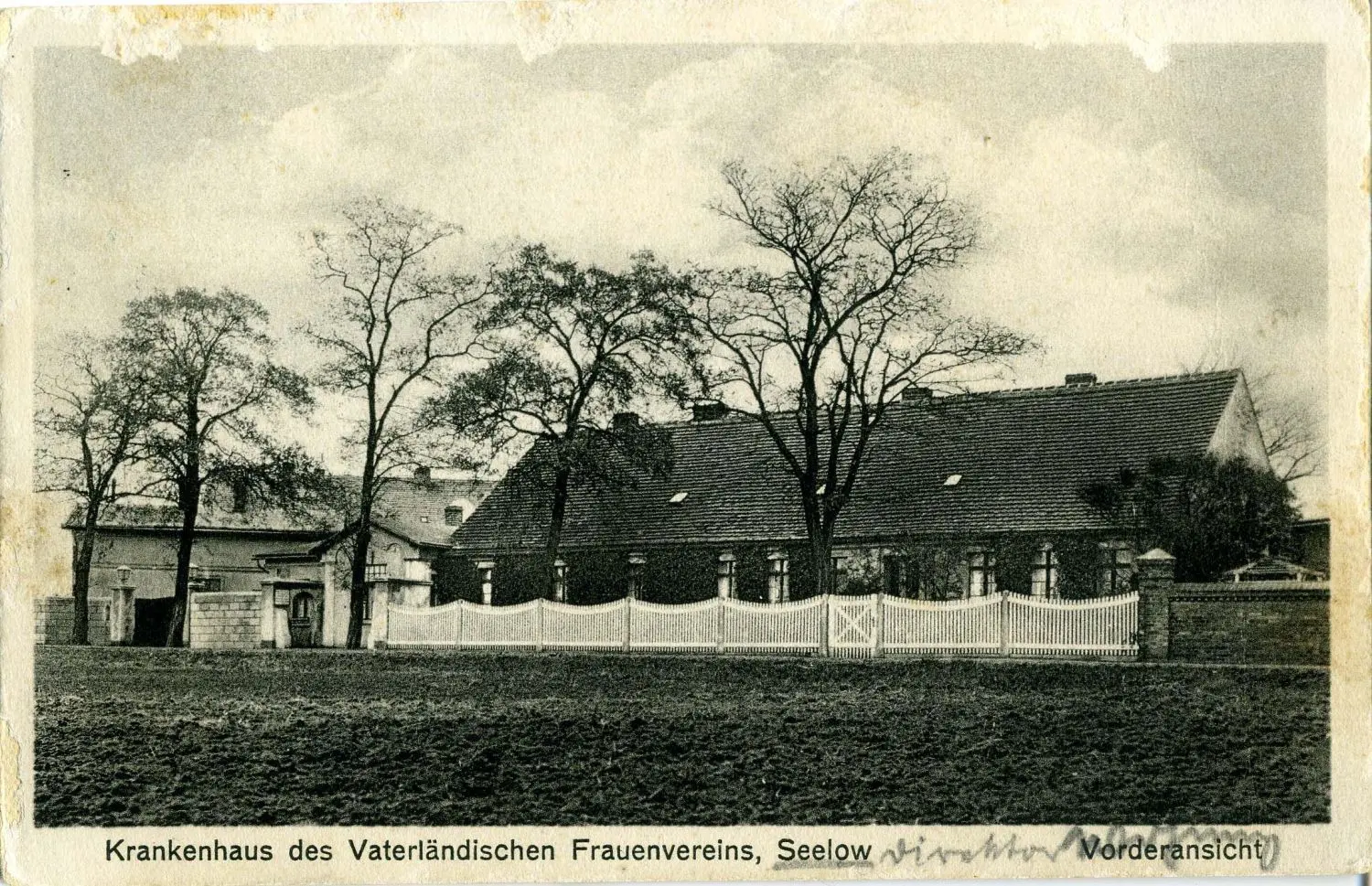 Seelower Krankenhaus 1910: Der Vaterländische Frauenverein des Kreises Lebus hatte 1881 nordwestlich der Stadt ein Grundstück erworben. Darauf begann er, ein neues Krankenhaus zu bauen, das den Namen „Eben Ezer“ (hebräisch ‚Stein der Hilfe’) erhielt.