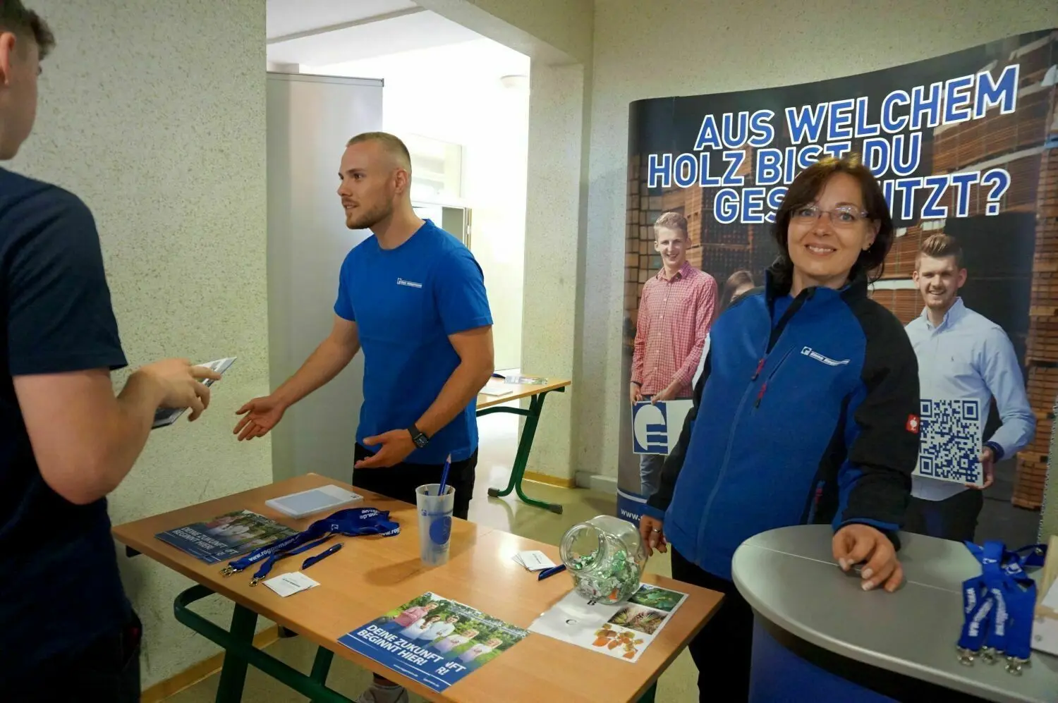 Doren Keding und Azubi Moritz Fedder von der Firma Roggemann aus Basdorf mit ihrem Stand bei Eberswalder Ausbildungsmarkt.                       