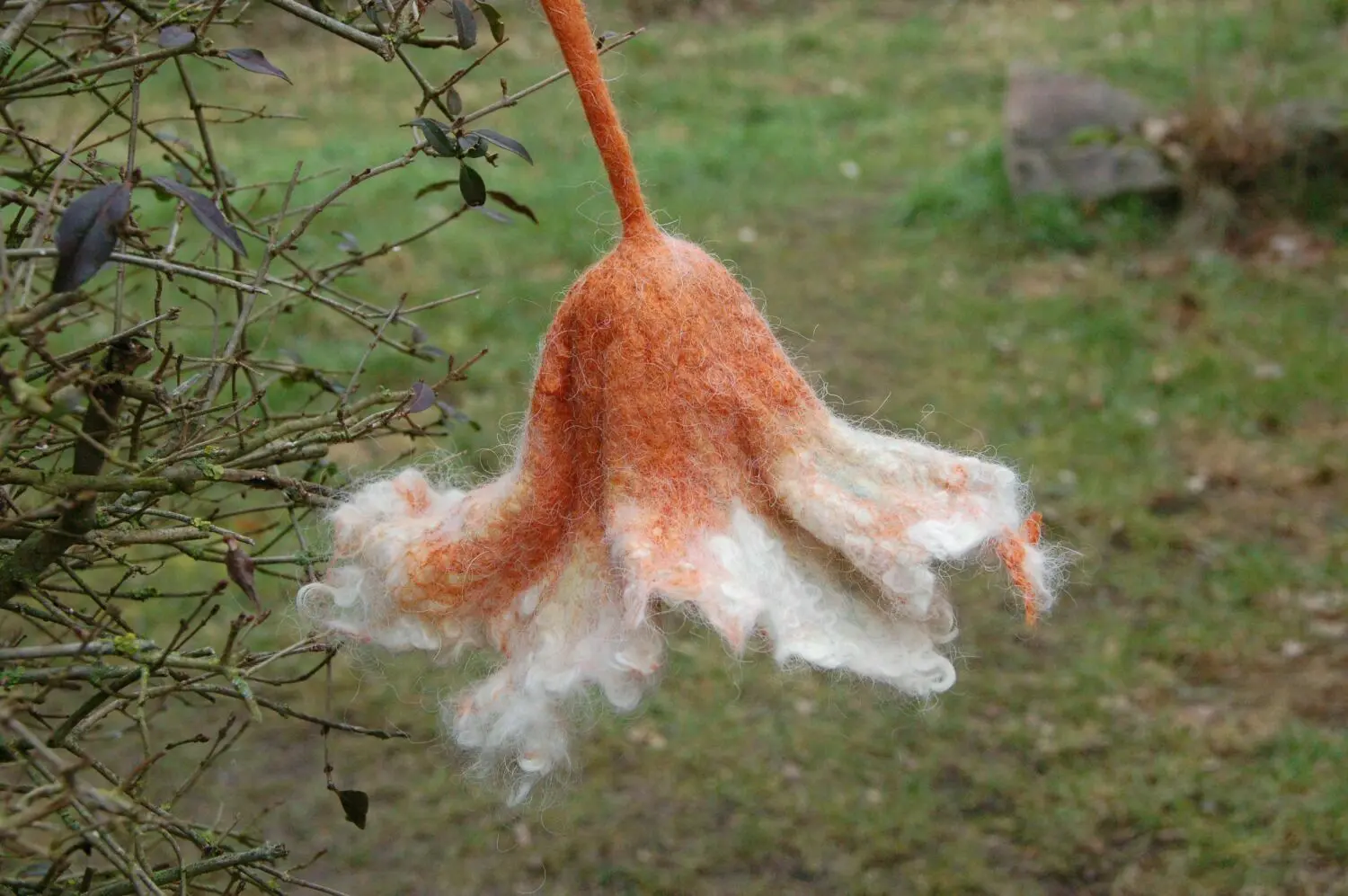 Kunstwerk: Heidrun Jürgens hat eine Blüte aus Hundehaar und gefärbter Schafwolle gefilzt.