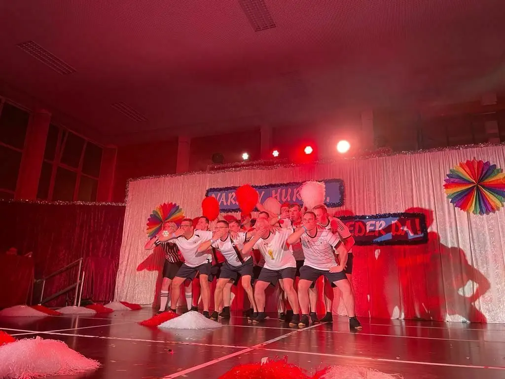 In Anlehnung an unsere Nationalmannschaft bei der Fußball-WM in Katar: Das Bauernballett des NKC.