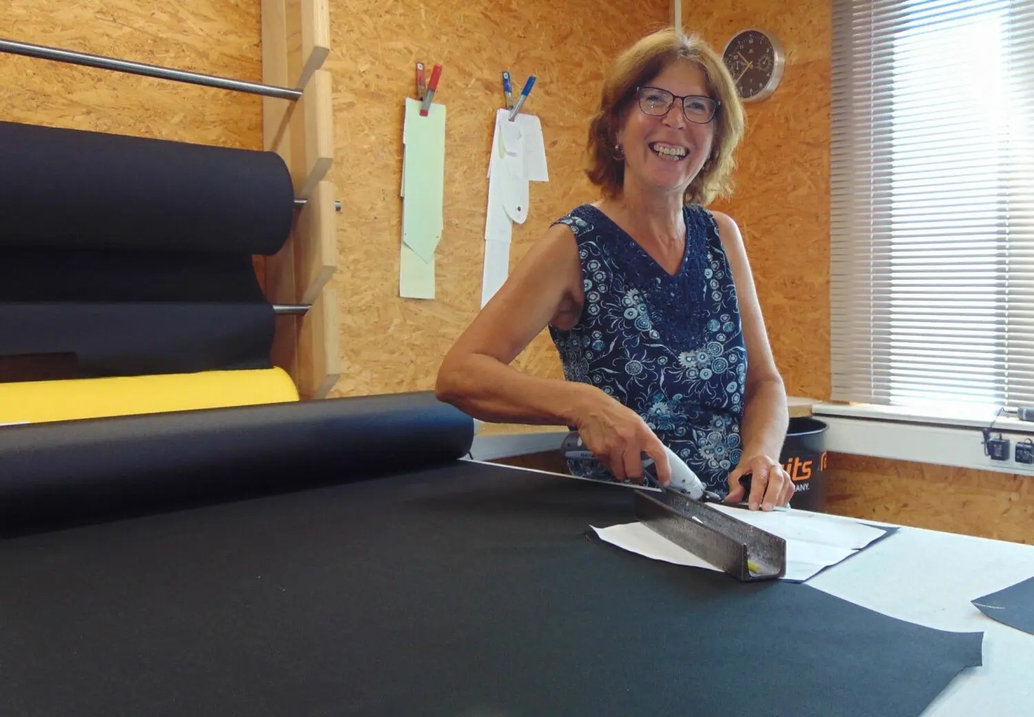 Die Firma Rainbow design auf dem Flugplatz Fehrbellin fertigt Anzüge für Fallschrimspringer an. Kerstin Thurisch ist für den Zuschnitt der Teile zuständig. Sie weiß genau, wie sich der Verschnitt möglichst gering halten lässt.
