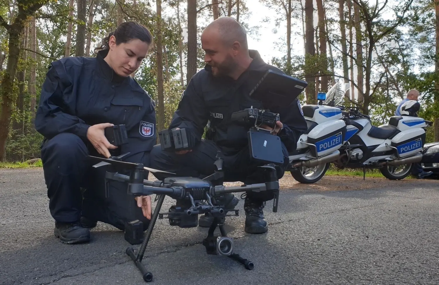 Die Polizeiobermeister Sahra Rafiee und Jan Engler machen die 30.000-Euro-Drohne startklar, die sogleich für eine halbe Stunde abhebt und haarscharfe Bilder aus 70 Meter Höhe zu den Überwachungsmonitoren sendet.⇥