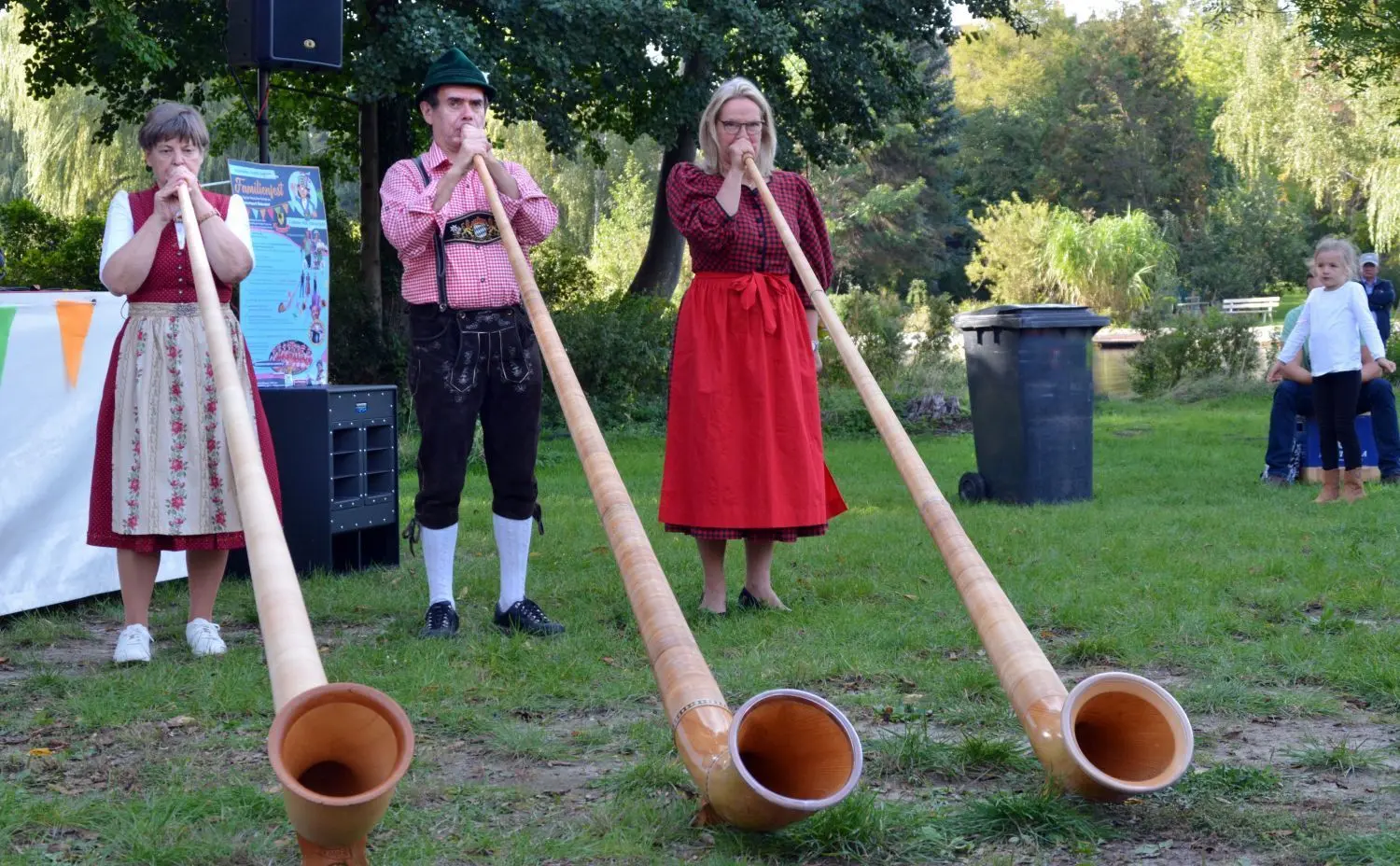 Bayern grüßt Brandenburg: Alphornbläsergruppe vom Berliner Verein Bavaria beim Familienfest zum Tag der Deutschen Einheit im Museumspark