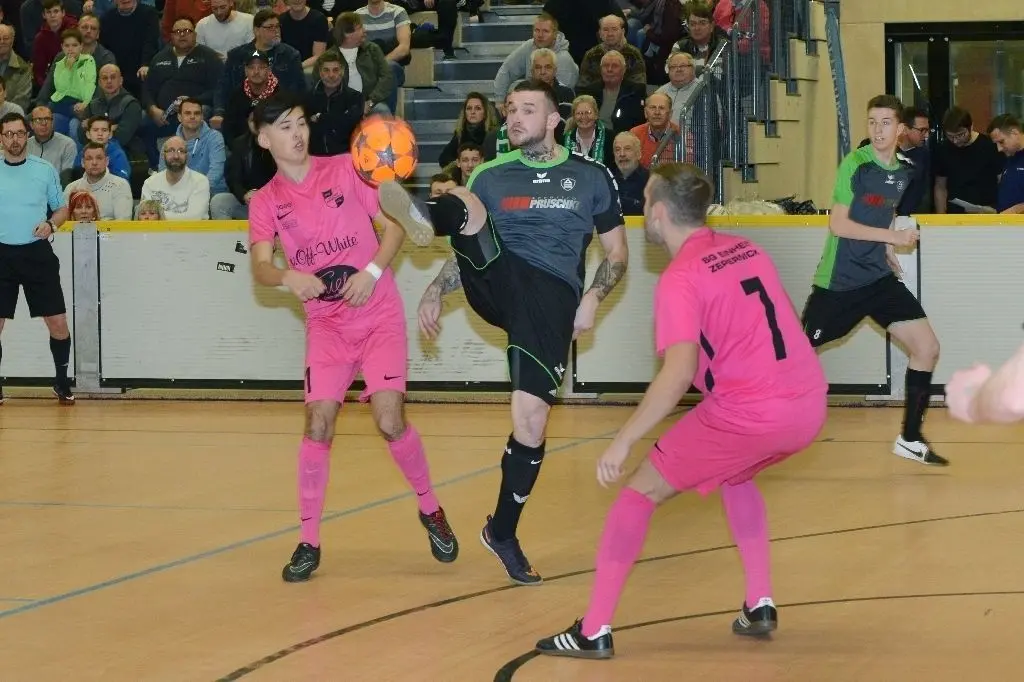 Sorgten für das modische Highlight: Die Zepernicker Spieler in ihren pinken Trikots waren der Hingucker.