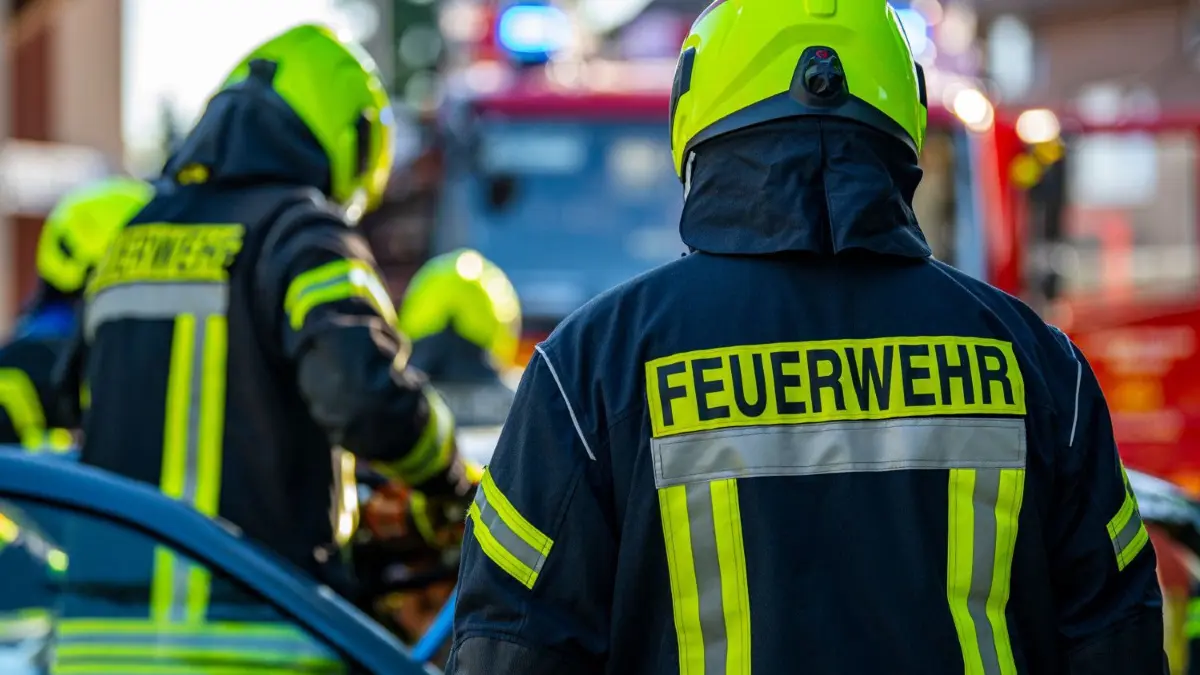 Die Feuerwehr musste in Zehdenick zu einem Wohnhausbrand ausrücken. Symbolbild
ARCHIV - 09.10.2021, Nordrhein-Westfalen, Wadersloh: Feuerwehrleute stehen während einer Übung um ein Auto, das einen Unfall gehabt hat. (zu dpa ««Schauen Sie hinter die Kulissen»: «Twitter-Gewitter» der Feuerwehren») Foto: David Inderlied/dpa +++ dpa-Bildfunk +++