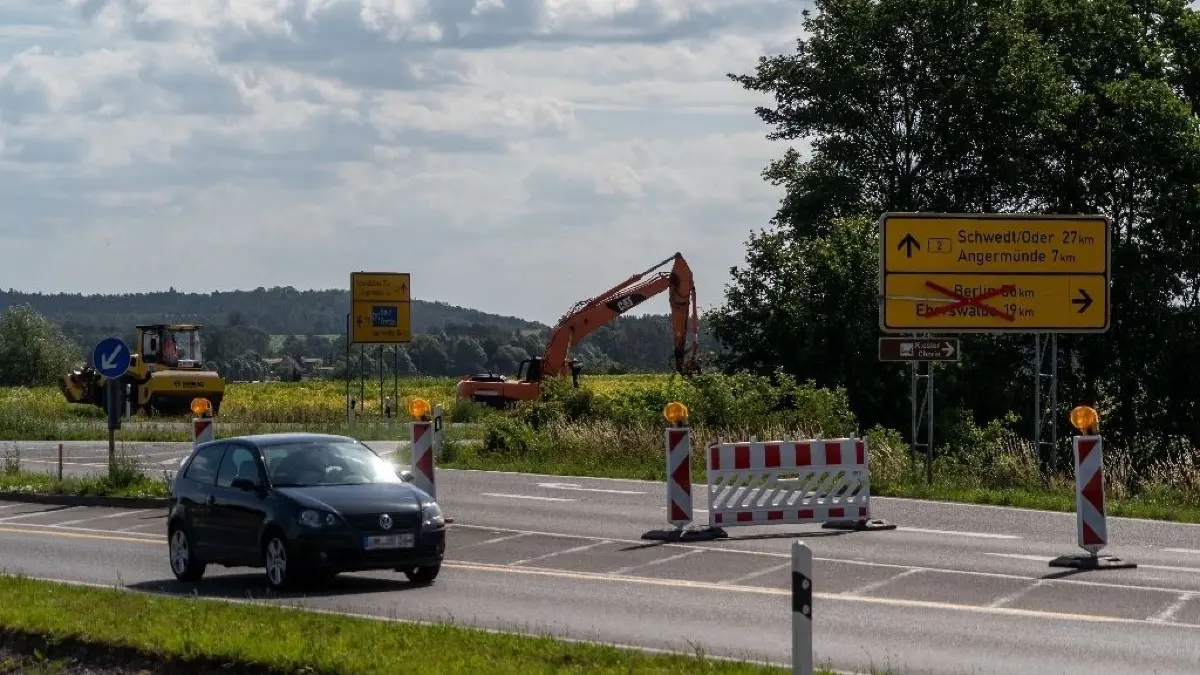 Angermünde, 30.06.2020: Vom Ziethener Kreuz bis zur Kreisgrenze Barnim/ Uckermark wird die Fahrbahn der Landesstraße Landesstraße L 200 erneuert. Dafür wurde die Straße gesperrt. Eine Umleitung ist ausgeschildert.
Angermünde, 30.06.2020: Vom Ziethener Kreuz bis zur Kreisgrenze Barnim/ Uckermark wird die Fahrbahn der Landesstraße Landesstraße L 200 erneuert. Dafür wurde die Straße gesperrt. Eine Umleitung ist ausgeschildert.