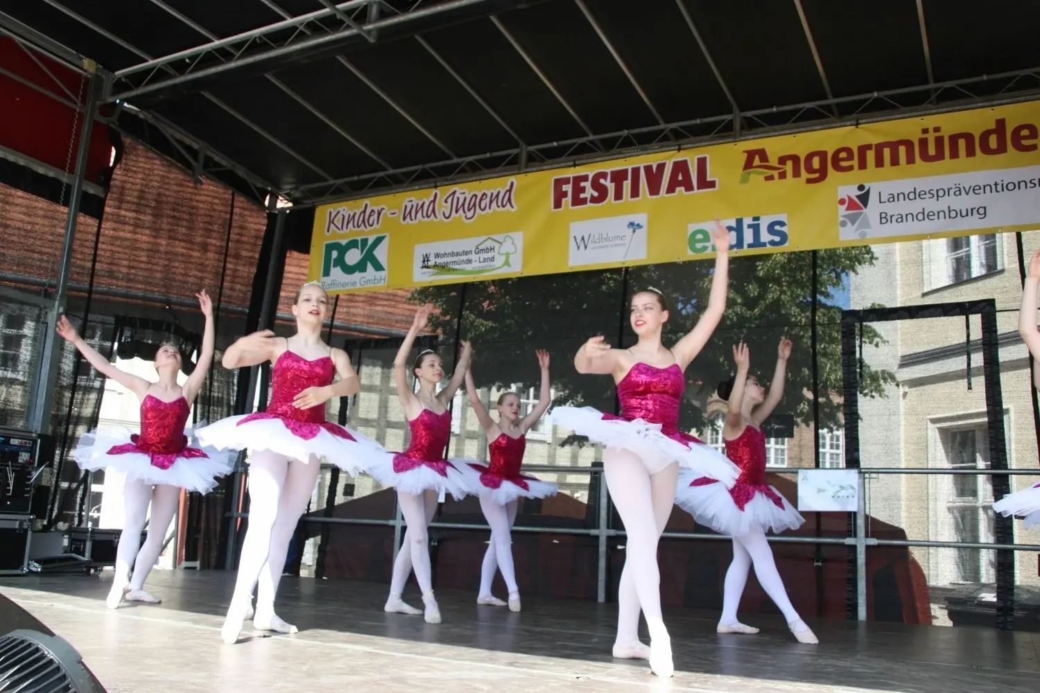 Kinder- und Jugendfestival Angermünde: Zum zweiten Mal kam das größte Talentefestival Brandenburgs und Berlins in die Uckermark und bot Kindern und Jugendlichen eine große Bühne. Mit dabei die Ballettschule La Sylphide aus Bernau.