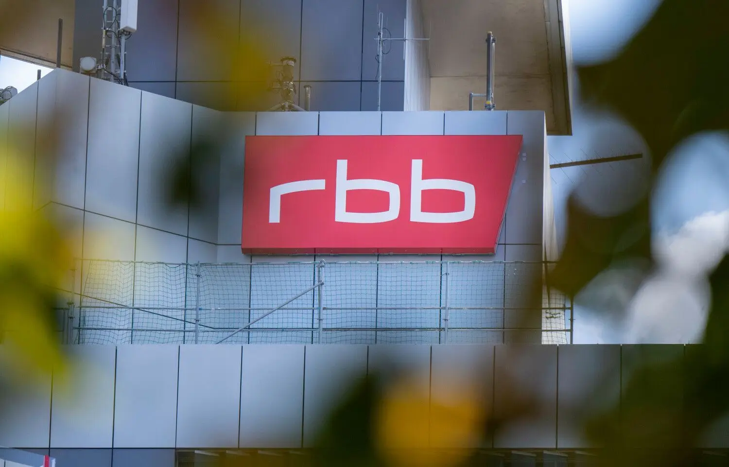 Der Untersuchungsausschuss des Landtages Brandenburg beschäftigte sich mit den Gehältern und den Bonus-Zahlungen beim Führungspersonal des RBB. (Symbolbild)