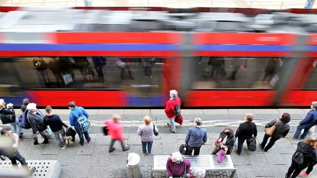 Immer mehr Menschen nutzen Straßenbahnen. Der Bundesregierung ist das aber nicht genug.