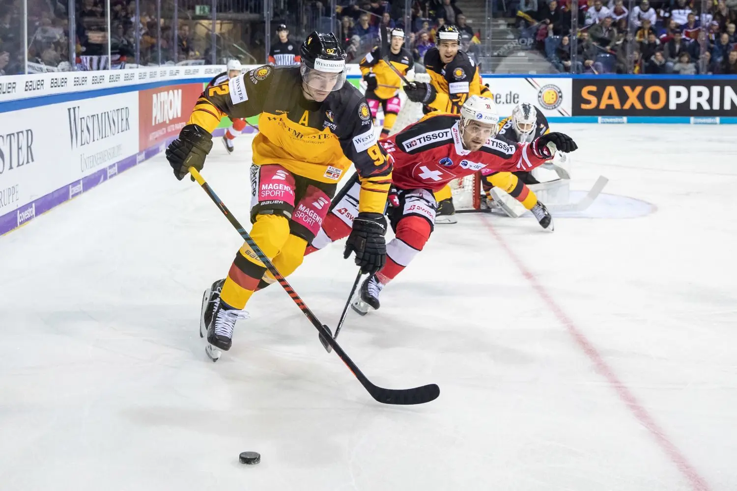 Deutschlands Marcel Noebels (l.) kämpft mit dem Schweizer Marco Müller um den Puck.