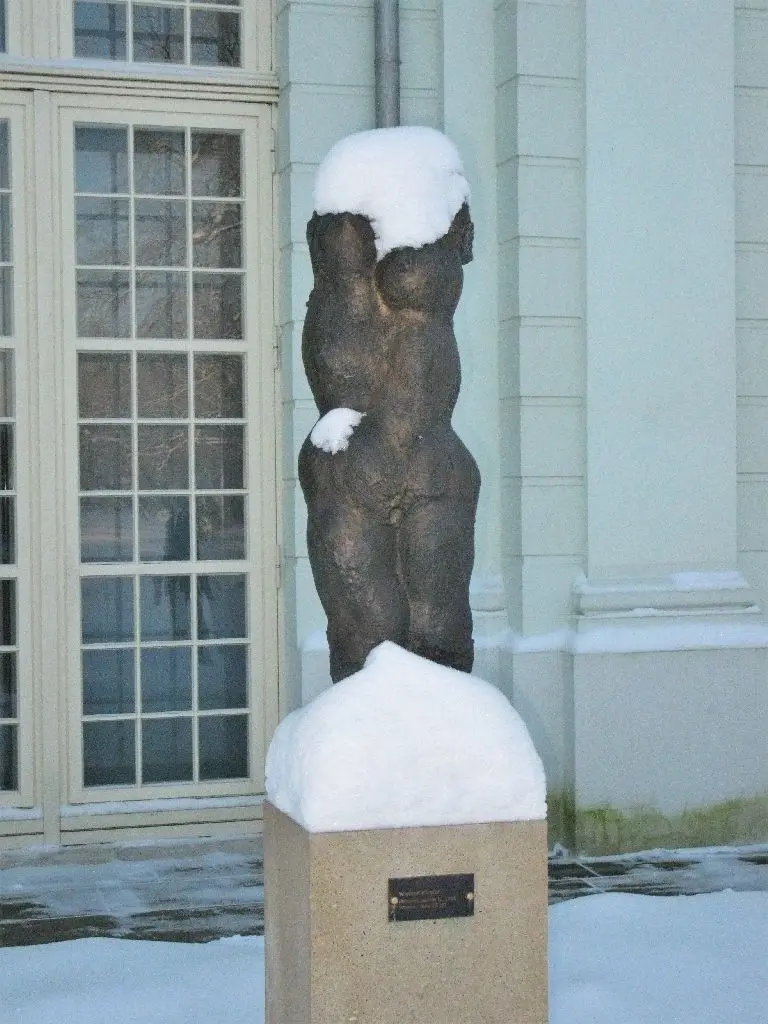 Im Winter fotografiert: Eine der beiden Daphne-Skulpturen, die an der Orangerie im Schlosspark Oranienburg zu sehen sind.