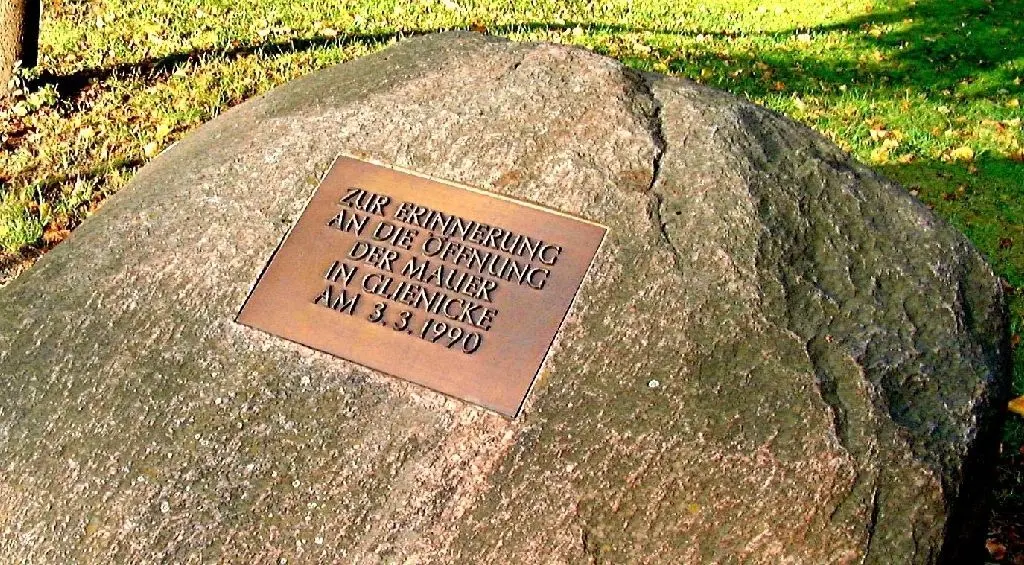 Der Gedenkstein am Dorfanger erinnert die Öffnung der Mauer zwischen Glienicke und Berlin.