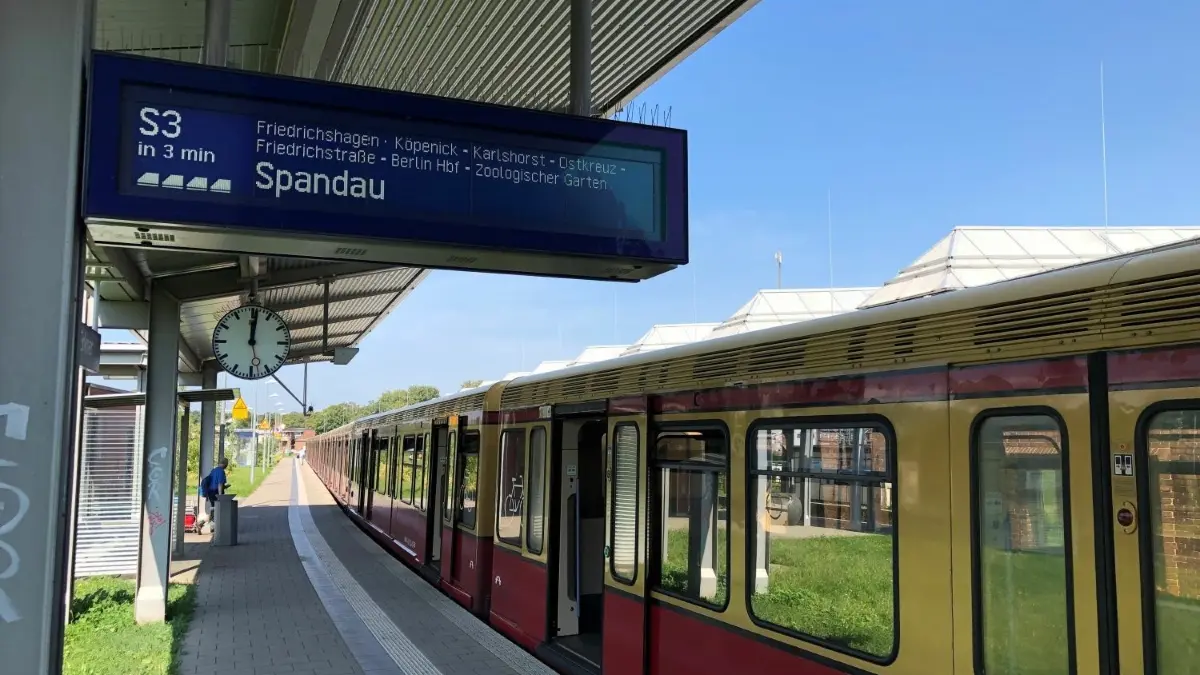 Fahrziel Spandau: eine S-Bahn der Linie der S3 am Bahnhof Erkner, die täglich von Hunderten Pendlern genutzt wird.
Auf der S-Bahn-Linie der S3 zwischen Erkner und Spandau kommt es in diesem Jahr noch zu einer Sperrung. Sie betrifft Fahrgäste, die Richtung Ostkreuz müssen oder von dort kommen.