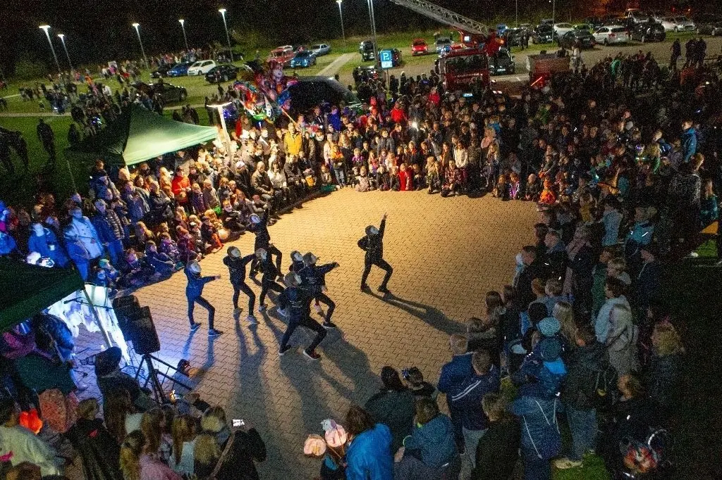 Finale: Tanz und Musik sowie eine feurige Show gab es nach dem Gruselrundgang mit dem Nachtwächter an der Erlengrundhalle in Altlandsberg. Mit dabei war unter anderem die Tanzschule Step & Dance.