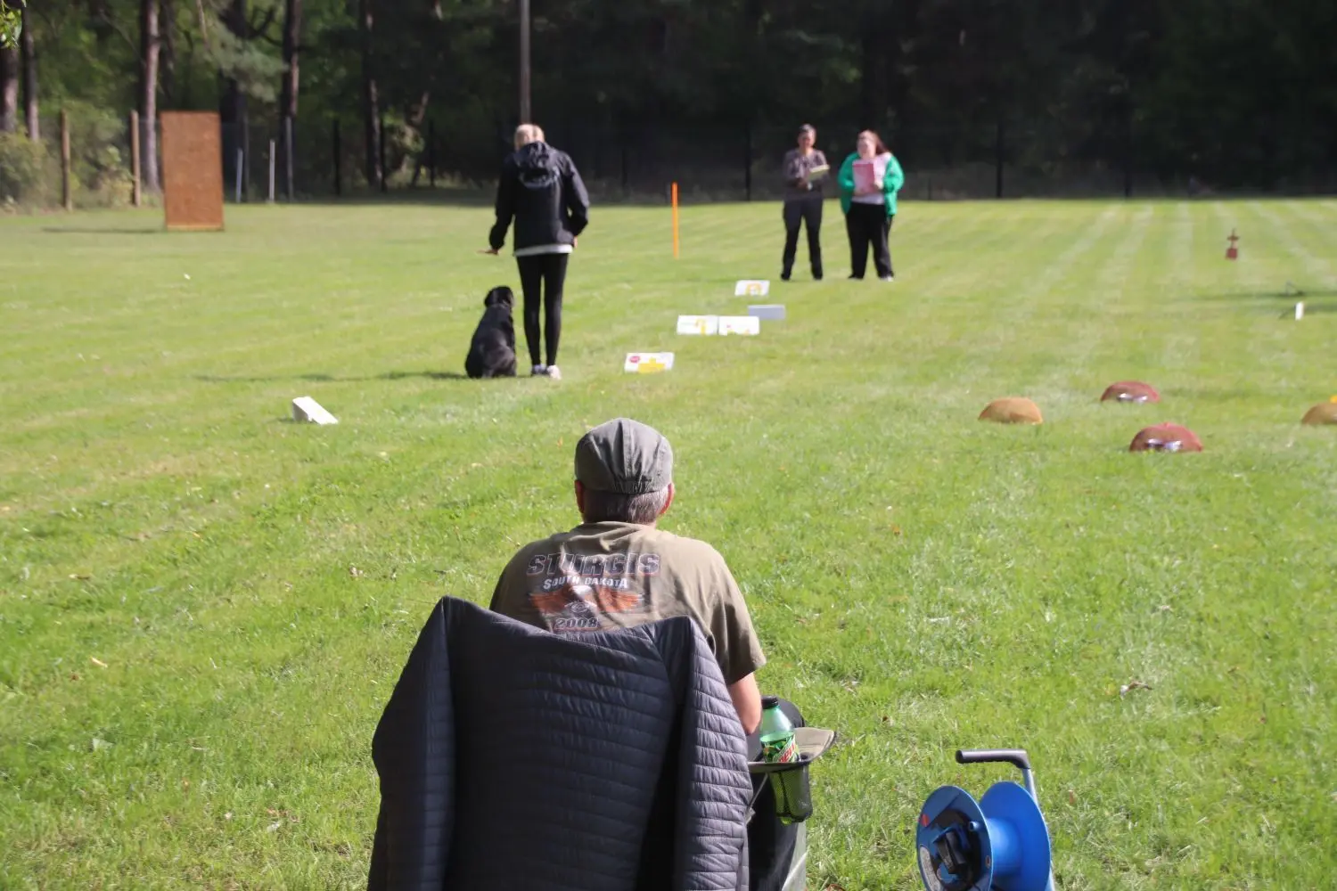 Die 15-jährige Nikita Sebastian mit ihrem Labrador auf dem Parcours: im Vordergrund Zeitnehmer Peter Edel, im Hintergrund Wertungsrichterin Yvonne Dubian (rechts) mit ihrer Assistentin Andrea Arndt
