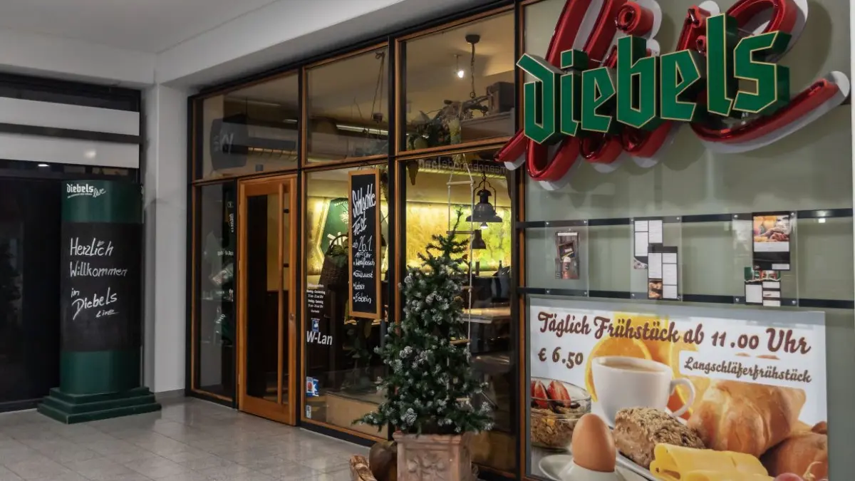 Das Diebels ist eine Institution, wenn es in Frankfurt (Oder) um klassische Hausmannskost geht. Das beliebestete Gericht auf der Speisenkarte ist die Braumeisterpfanne.
Das Diebels ist eine Institution wenn es in Frankfurt um klassische Hausmannskost geht. So ist die Braumeisterpfanne das beliebteste Essen