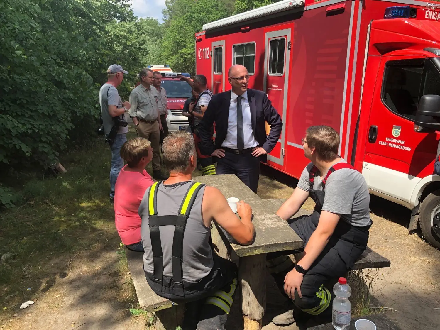 Oberhavel Landrat Ludger Weskamp im Gespräch mit den Einsatzkräften.