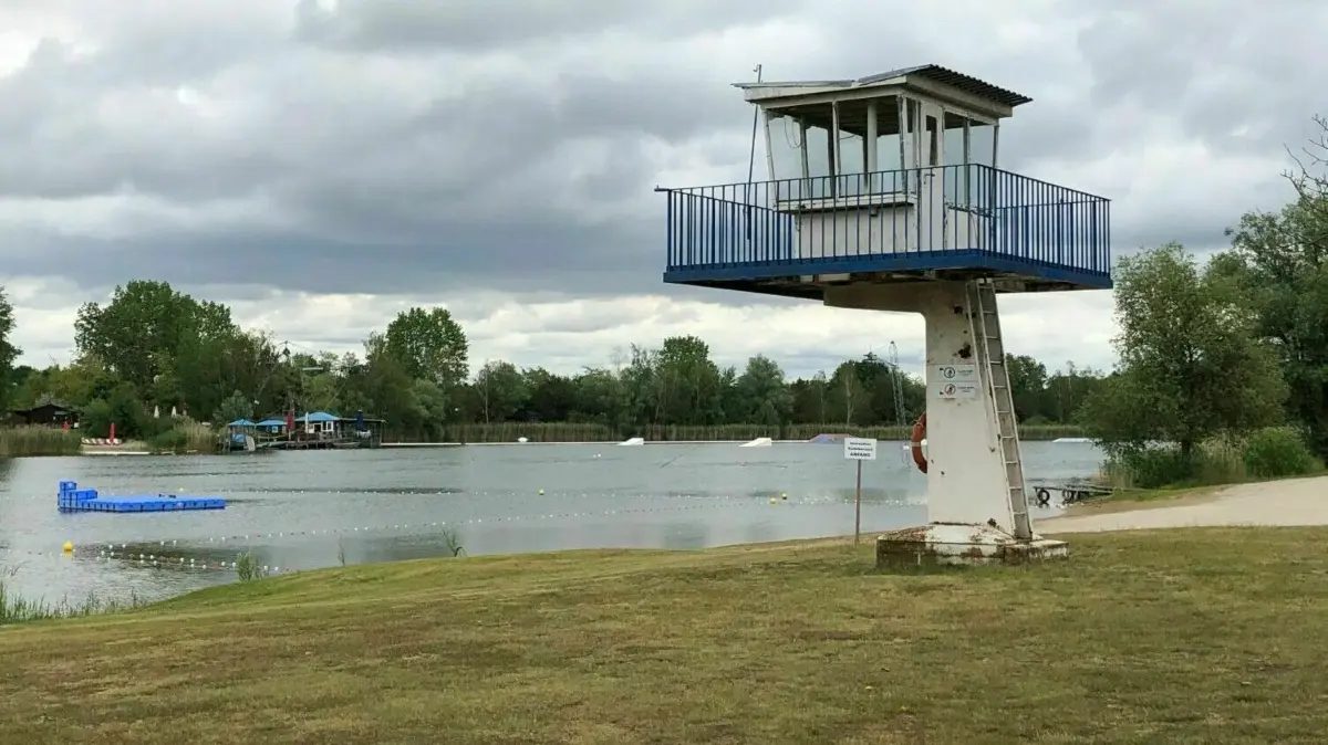 Still ruht der See. Am Bernsteinsee sollte in Velten sollte in diesem Jahr das Partyvolk wieder auf seine Kosten kommen. Doch unerwartet bauen sich Hürden auf.
Bernsteinsee Velten Juni 2020