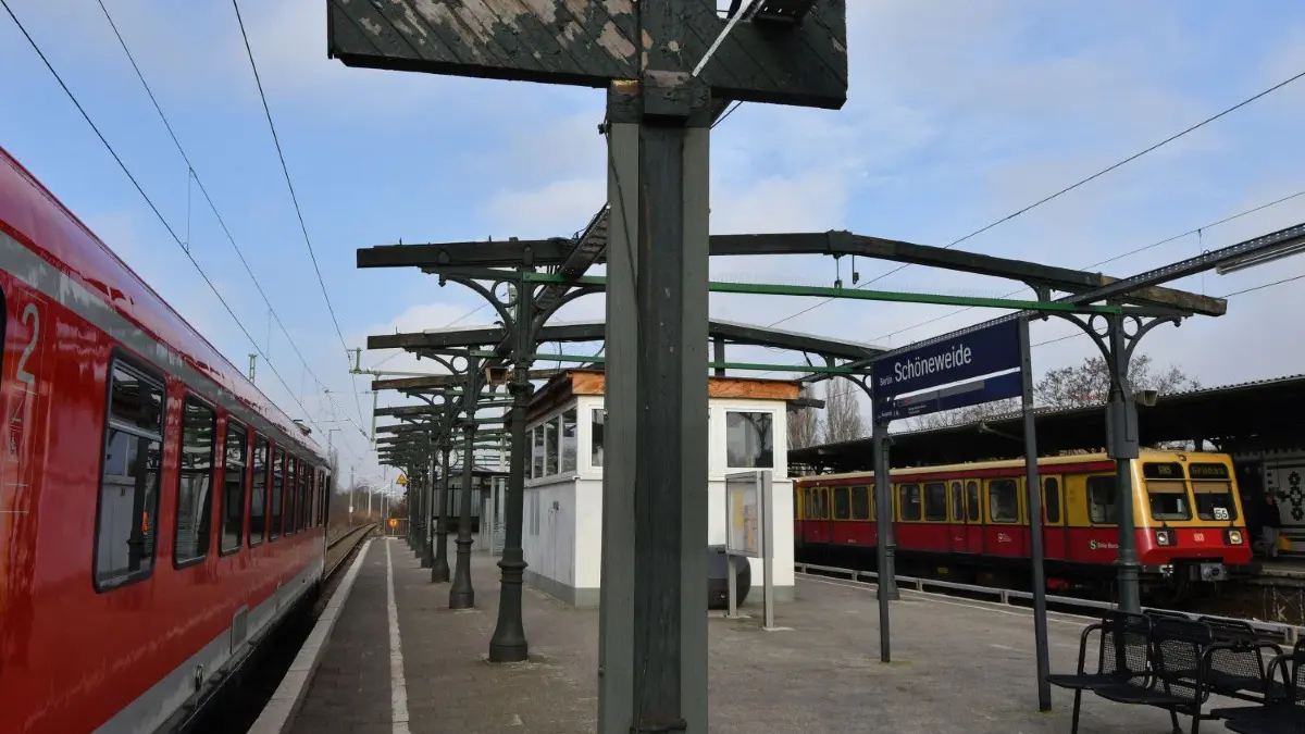 Die Deutsche Bahn will sich intensiv um die kleineren Bahnhöfe in Deutschland kümmern.
ARCHIV - 15.02.2018, Berlin: S-Bahnen stehen auf dem Bahnhof Schöneweide. Ab August beginnt die Grunderneuerung des Bahnhofs, der ein Umsteigepunkt zum Regionalverkehr ist. Bundesweit investiert die Bahn 9,3 Milliarden Euro in die Bahninfrastruktur. Die Deutsche Bahn will sich besser um ihre zum Teil maroden und schmutzigen Bahnhöfe kümmern. Foto: Bernd Settnik/zb/dpa +++ dpa-Bildfunk +++