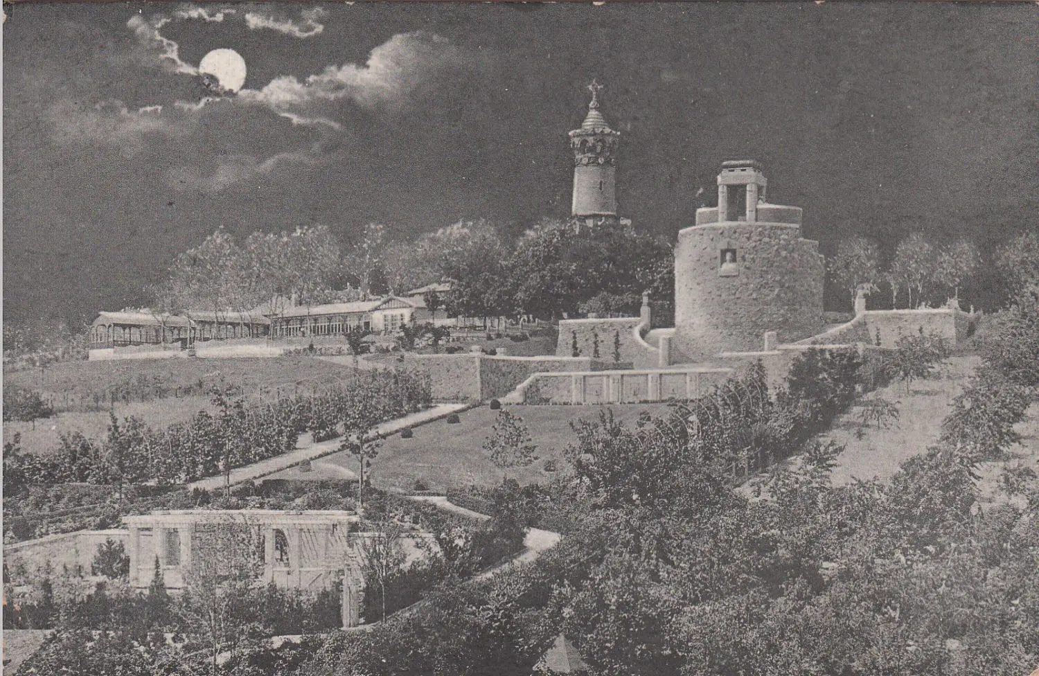 Eine sogenannte Mondscheinkarte, 1915 abgestempelt, zeigt die Südseite des Marienbergs mit Bismarckwarte, Kriegerdenkmal und Ausflugsgaststätte.