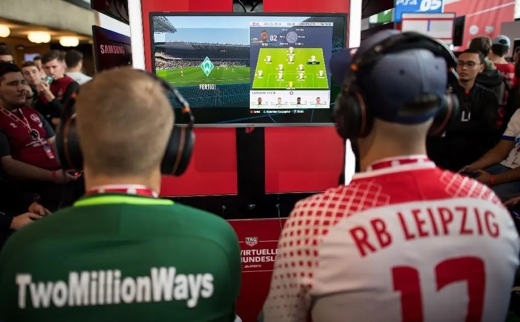 Offline-Duell: Die Spieler Axel Waldmannstetter von Werder Bremen (l.) und Cihan Yasarlar von RB Leipzig spielen im offiziellen Wettbewerb der DFL, der virtuellen Bundesliga, gegeneinander.