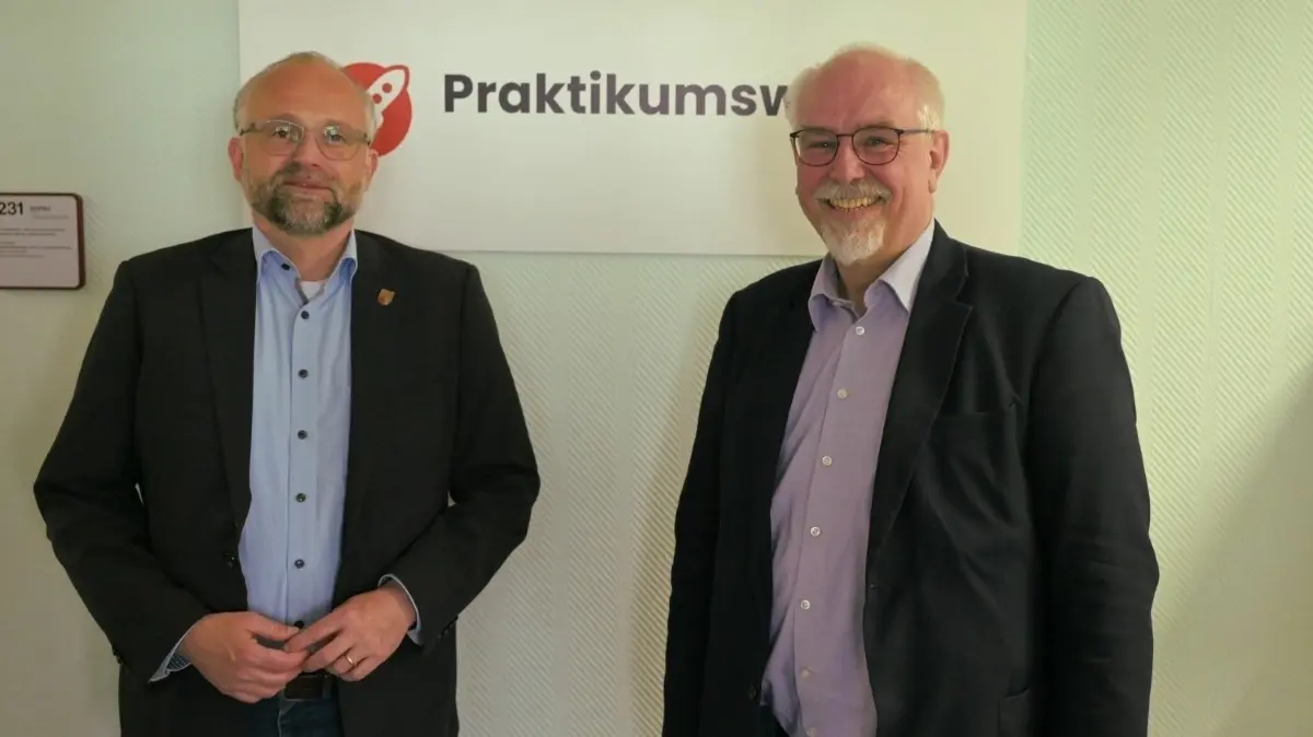 Barnims Landrat Daniel Kurth und WITO-Geschäftsführer Bernd Skudelny (rechts): Der Landkreis gab bis Redaktionsschluss keine Stellungnahme zur Zukunft der WITO ab.
Gemeinsam mit WITO-Geschäftsführer Bernd Christoph Skudelny (r.) verschaffte sich Landrat Daniel Kurth einen Überblick zur aktuellen Entwicklung der InnoZent. 03.05.20222