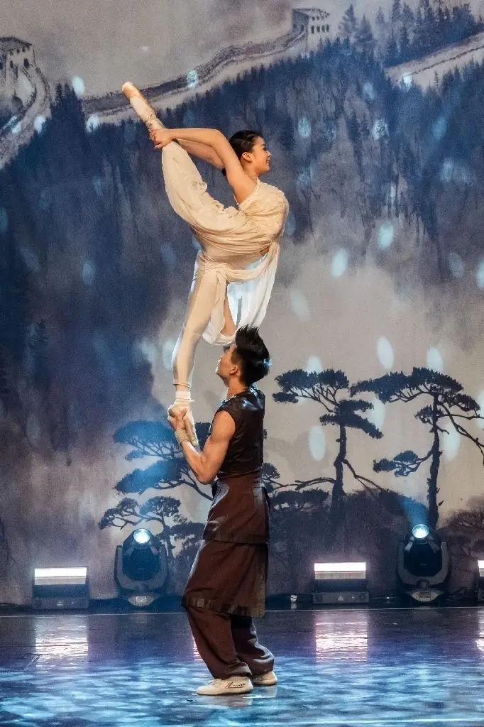 Leise und Gefühlvoll: Mit klassischen Ballettelementen überzeugt auch der moderne Ausdruckstanz gepaart mit beeindruckender Equilibristik in einer schon träumerischen Lichtstimmung.