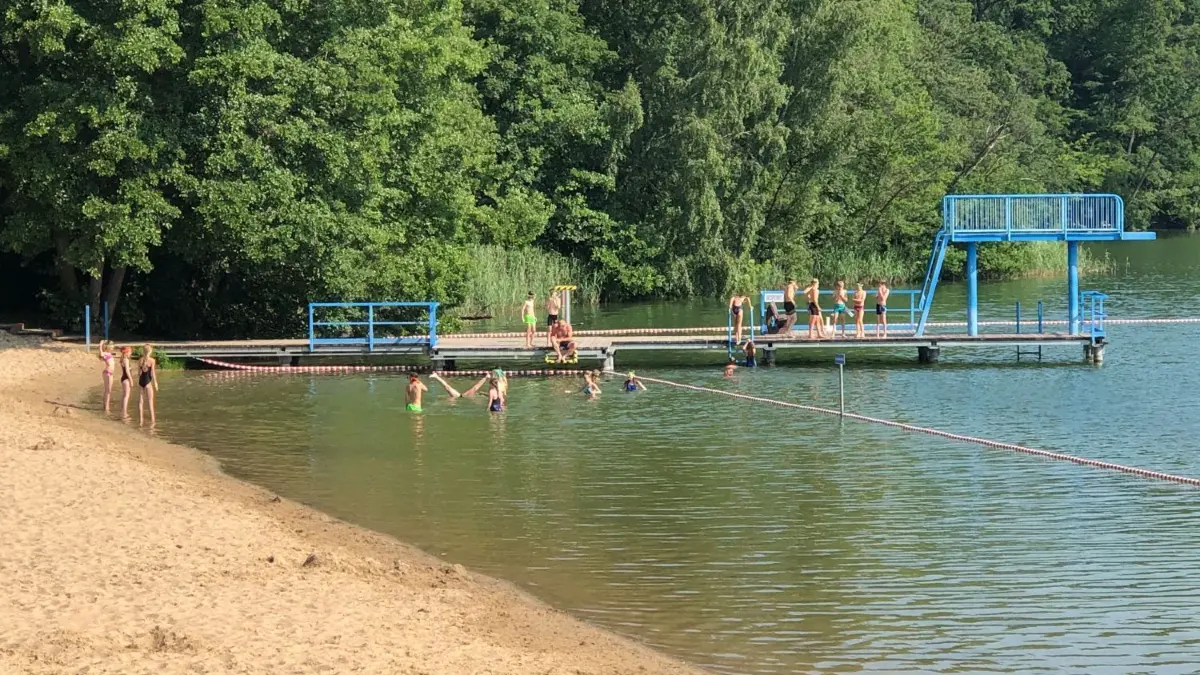 Baden am Strandbad (Archivbild von 2020): Laut Aussage des Bürgermeister unter Verweis auf rechtliche Gutachten ist es aus Haftungsgründen ausschließlich nur noch zu den Öffnungszeiten mit Rettungsschwimmer-Anwesenheit möglich.
Petershagen-Eggersdorf 26.6.2020 Strandbad Bötzsee in Eggersdorf