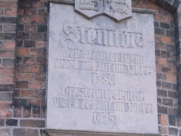 Dieses Relief am Steintorturm kündet von dessen Bau 1380 sowie dem der Brücke anno 1925.