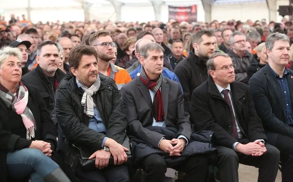 Politik zeigt sich solidarisch: Neben dem Landrat von Oder-Spree und dem Eisenhüttenstädter Bürgermeister waren Politiker aller Parteien da.