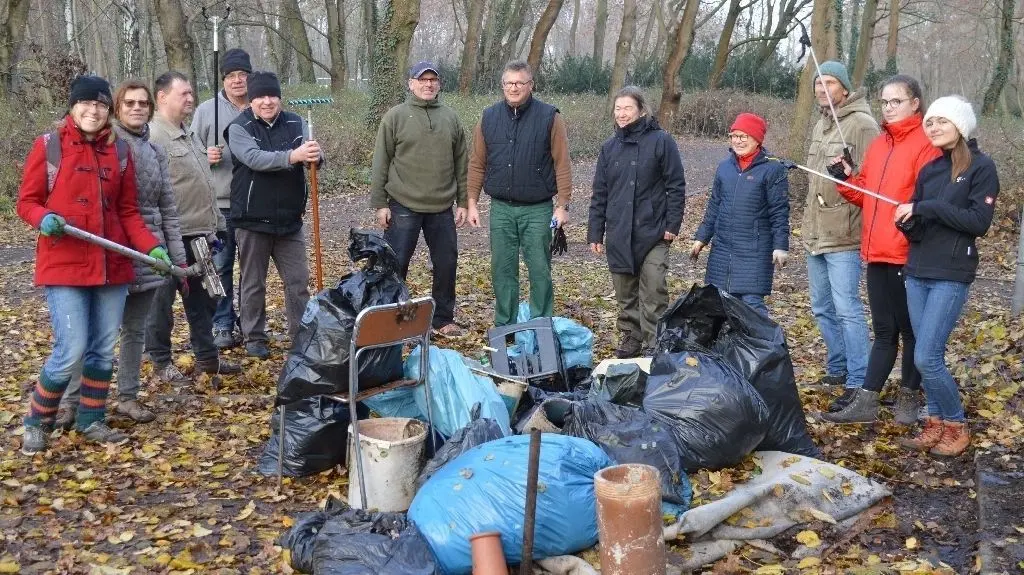 Die Müllsammler der "Sauberen Sache" aus Nauen zogen nach der Sammelaktion am See noch weiter Richtung Bürgerpark, wo ebenfalls nochmal zwei Kubikmeter Müll zusammen gesammelt wurden.