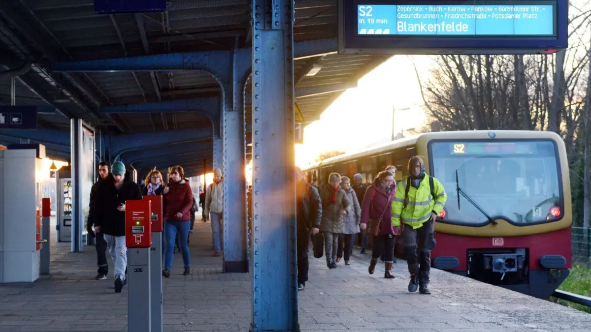 Stabile Preise: Pendler, die auf Bus und Bahn angewiesen sind, dürfen sich freuen.
S Bahn-Bahnsteig in Bernau. am 15.01.2020