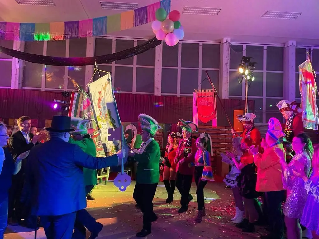 Auszug der Fahnenträger beim Rosenmontag in Wriezen. Bürgermeister Ilm hält wieder den symbolischen Rathausschlüssel in der Hand.